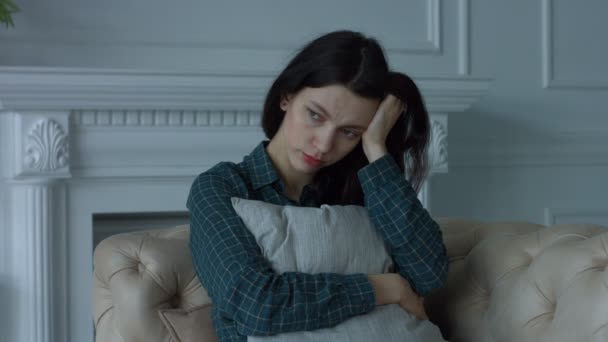 Depressive, einsame junge Frau im häuslichen Zimmer — Stockvideo