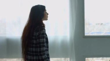 Neşeli kız evde müzik kulaklık