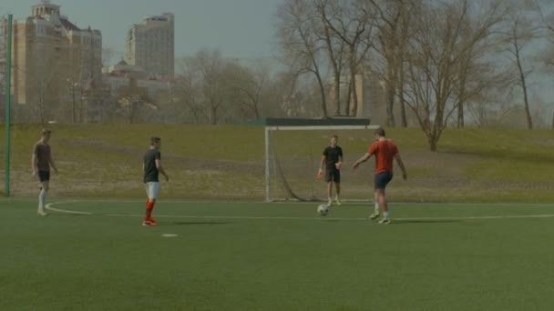 Fútbol jugador de tiro en el gol y golpea la barra transversal — Vídeos de Stock