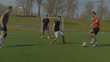 Futbolcular futbol sahası üzerinde bahar eğitim