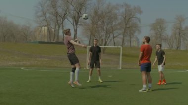 Futbolcular sahada futbol eğitim