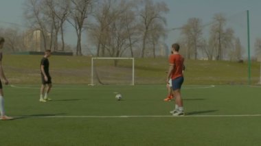 Mutlu gençler futbol sahada oynamak