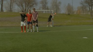 Topu engellemek denemek için futbolcuların duvar şekillendirme