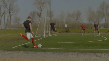 Genç futbolcu Köşe vuruşunda gerçekleştirme