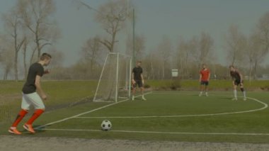 Yakışıklı futbolcu topa kafayla vuruyor