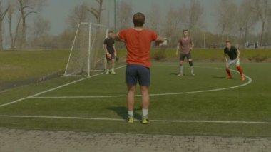 Futbol oyuncusu sahaya topu atma