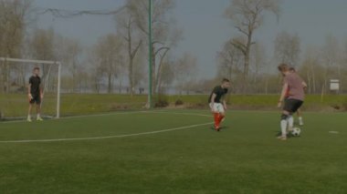Sportif gençler pitch sokak futbol oynamak