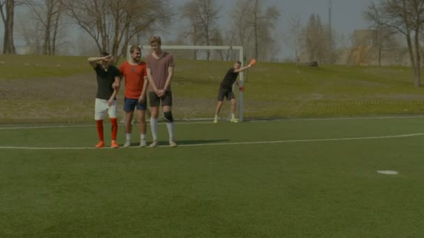 Jugadores de fútbol formando la pared para tratar de bloquear la pelota — Vídeos de Stock