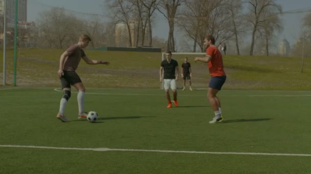 Joven futbolista anotando gol durante el partido — Vídeos de Stock