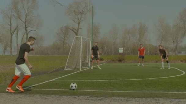Guapo jugador de fútbol golpeando pelota con la cabeza — Vídeos de Stock