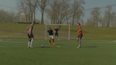 Genç futbolcu maç sırasında bir gol puanlama