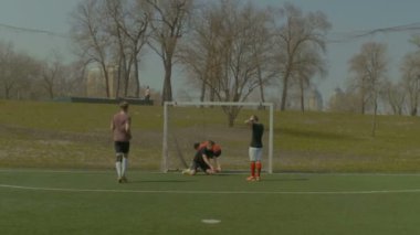 Futbol maçında bir gol kutluyor forvet