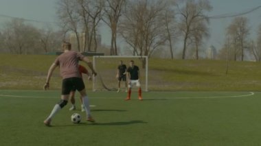 Genç futbolcu futbol maçı sırasında top sürme