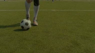 Futbol oyuncu top sürme ve denetimleri topu maç sırasında