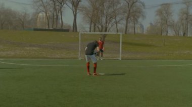 Futbolcu maç sırasında penaltı atışı için gidiş