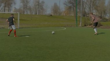 Genç futbolcu gol eğitim sırasında çekim