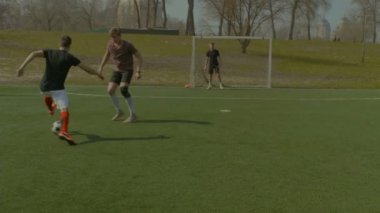 Forvet top için mücadele futbolcu