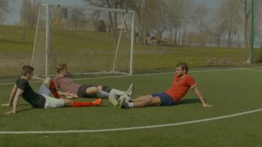Futbol sahası oyundan sonra üzerinde rahatlatıcı futbolcular