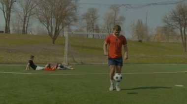 Futbol topu ayağı sıçrayan futbolcu