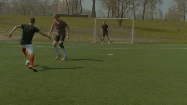 Jugador de fútbol que lucha por el balón contra el delantero — Vídeos de Stock