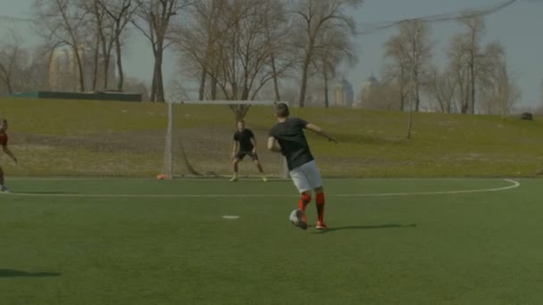 Fotbollspelare försvar att göra glidande tackla — Stockvideo