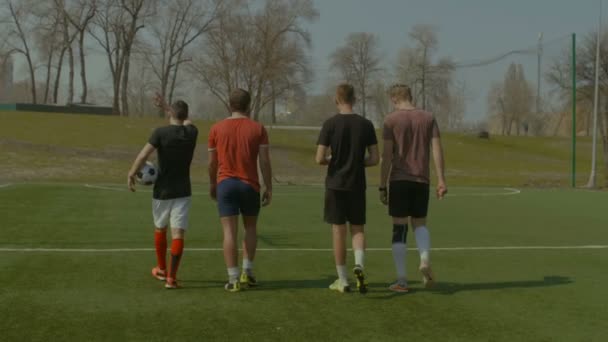 L'équipe sportive va à l'entraînement de football sur le terrain — Video