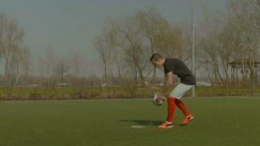 Bir penaltı atışı alarak yakışıklı futbolcu