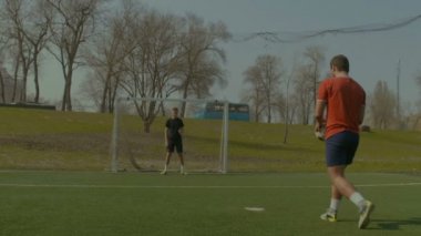 Penaltı atışı sonra bir gol puanlama futbolcu