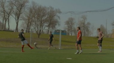 Futbol oyuncusu bisiklet tekme oyun sırasında çalıştırma