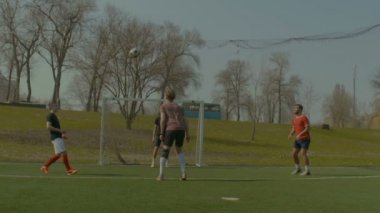 Futbolcular sahada futbol pratik