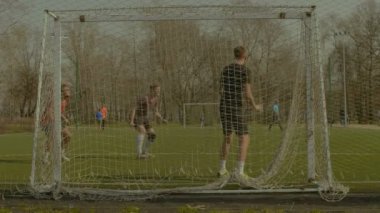 Sonra Köşe vuruşunda topu başlık futbol oyuncusu