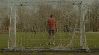 Üzgün kaleci bir hedef bir yer tekme sonra ödün