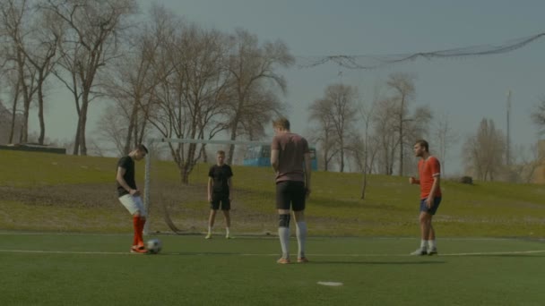 Positiv tonåringar som spelar fotboll på idrottsplats — Stockvideo