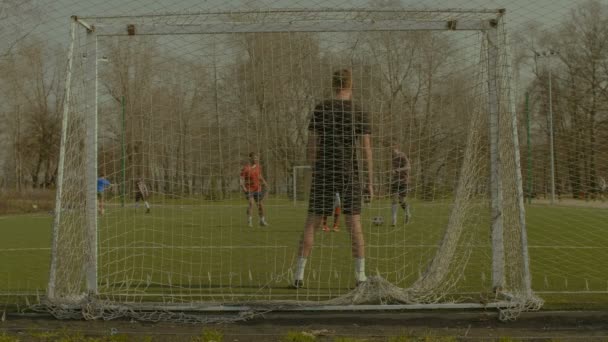 Futbolista driblando, creando la oportunidad de anotar — Vídeos de Stock