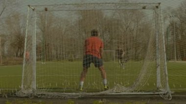 Genç kaleci Kaydet sonra penaltı atışı yapmak