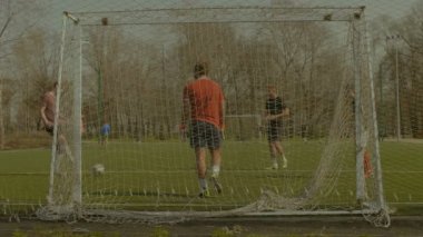 Gençler Futbol sahada pratik