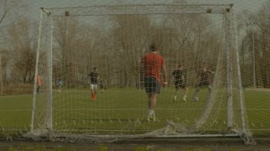 Futbol eğitim sırasında bir gol gol forvet