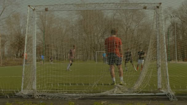 Voetbal keeper maken een save tijdens voetbal spel — Stockvideo