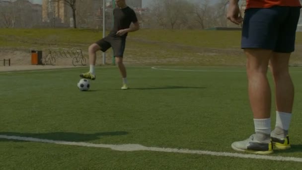 Fiatal focisták edzenek futballt a pályán