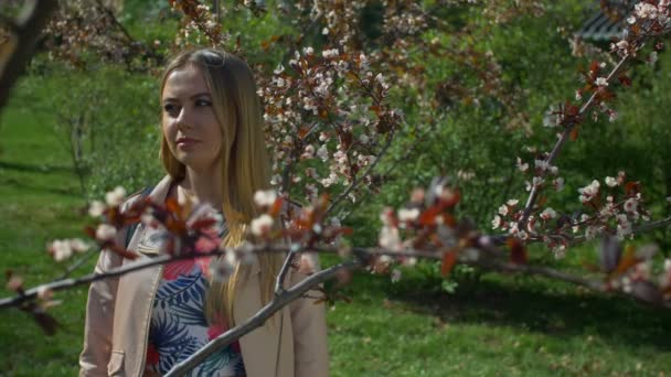 Portrait of joyful young woman in spring park — Stock Video