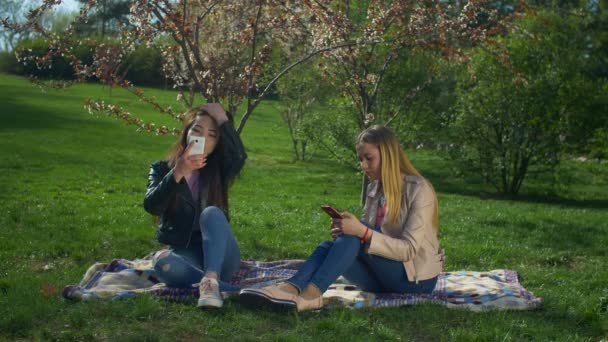 Diversos meninas passar o lazer no parque da primavera — Vídeo de Stock