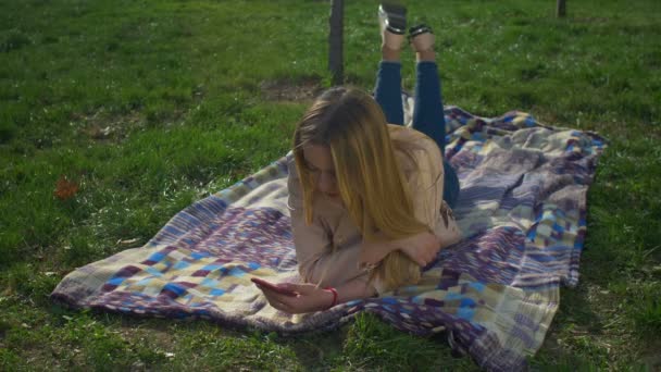 아름 다운 금발의 여 자가 문자 메시지를 휴대 전화에 — 비디오
