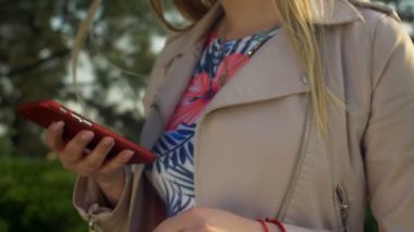 Park akıllı telefon üzerinde ağ el