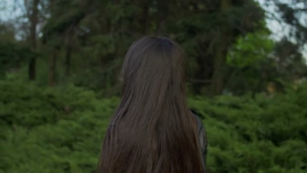 Retrato de hermosa chica asiática sonriendo en el parque — Vídeos de Stock