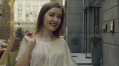 Gülümseyen güzel alışveriş kadın portresi