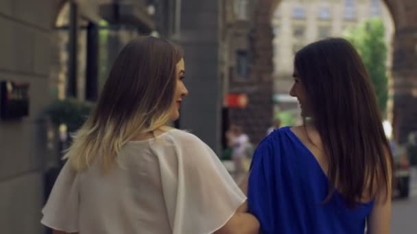 Feliz shooping mulheres andando ao longo da rua da cidade — Vídeo de Stock