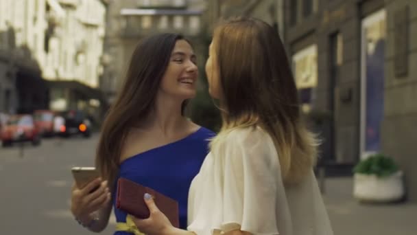 Hermosas mujeres yendo de compras juntas — Vídeo de stock