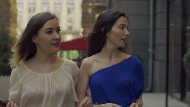 Mulheres muito shopaholic andando na rua comercial — Vídeo de Stock