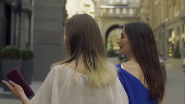 Compras mujeres mirando escaparate fuera — Vídeo de stock