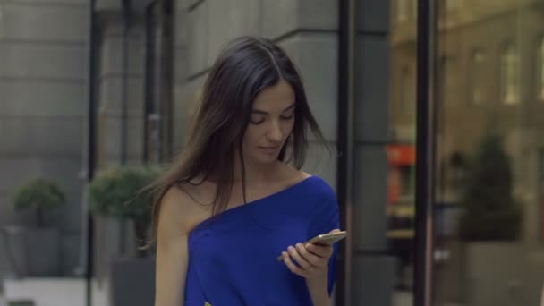 Захоплений покупець жінка показує покупку своєму другові — стокове відео